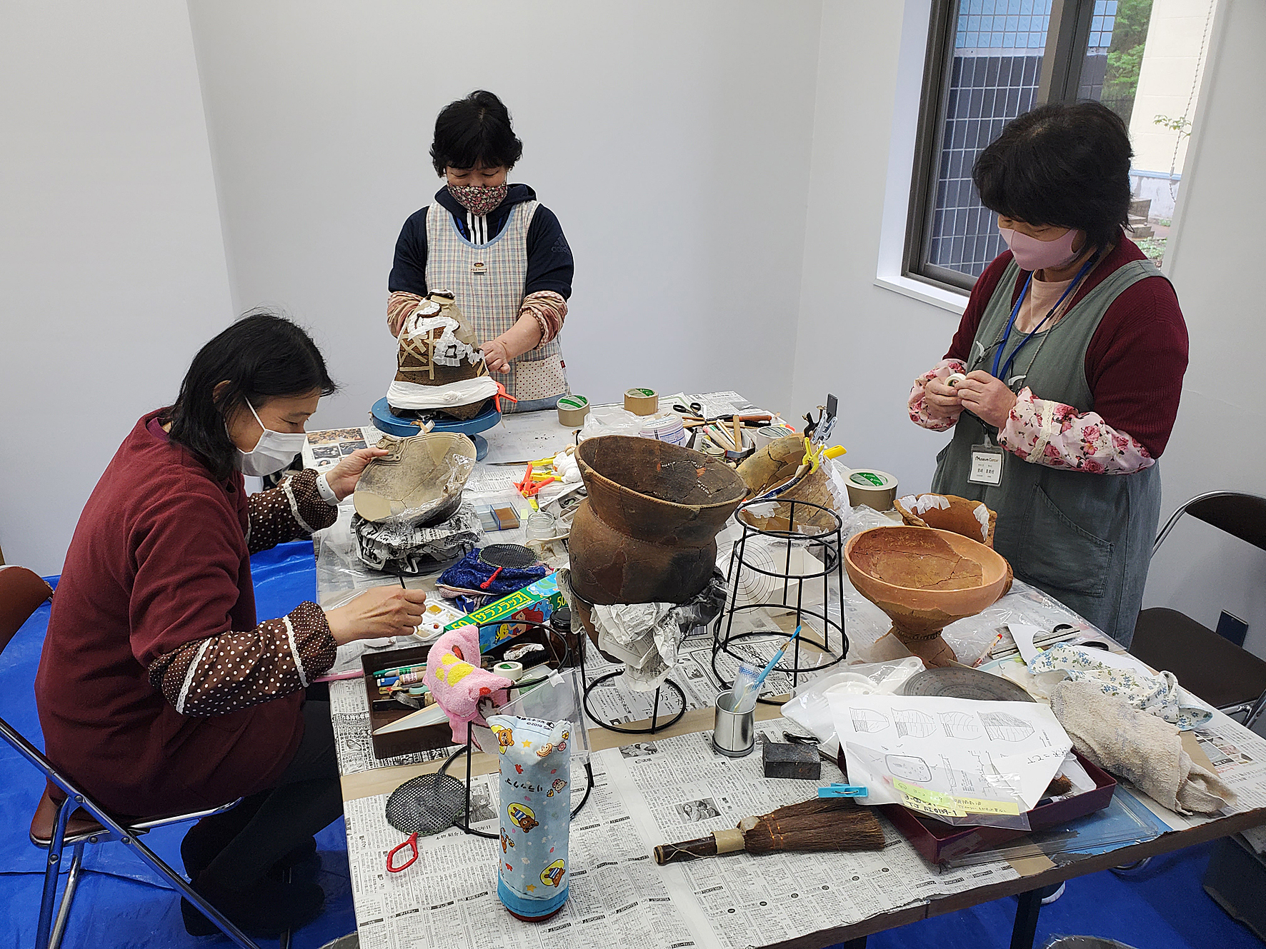 縄文土器を修復している様子