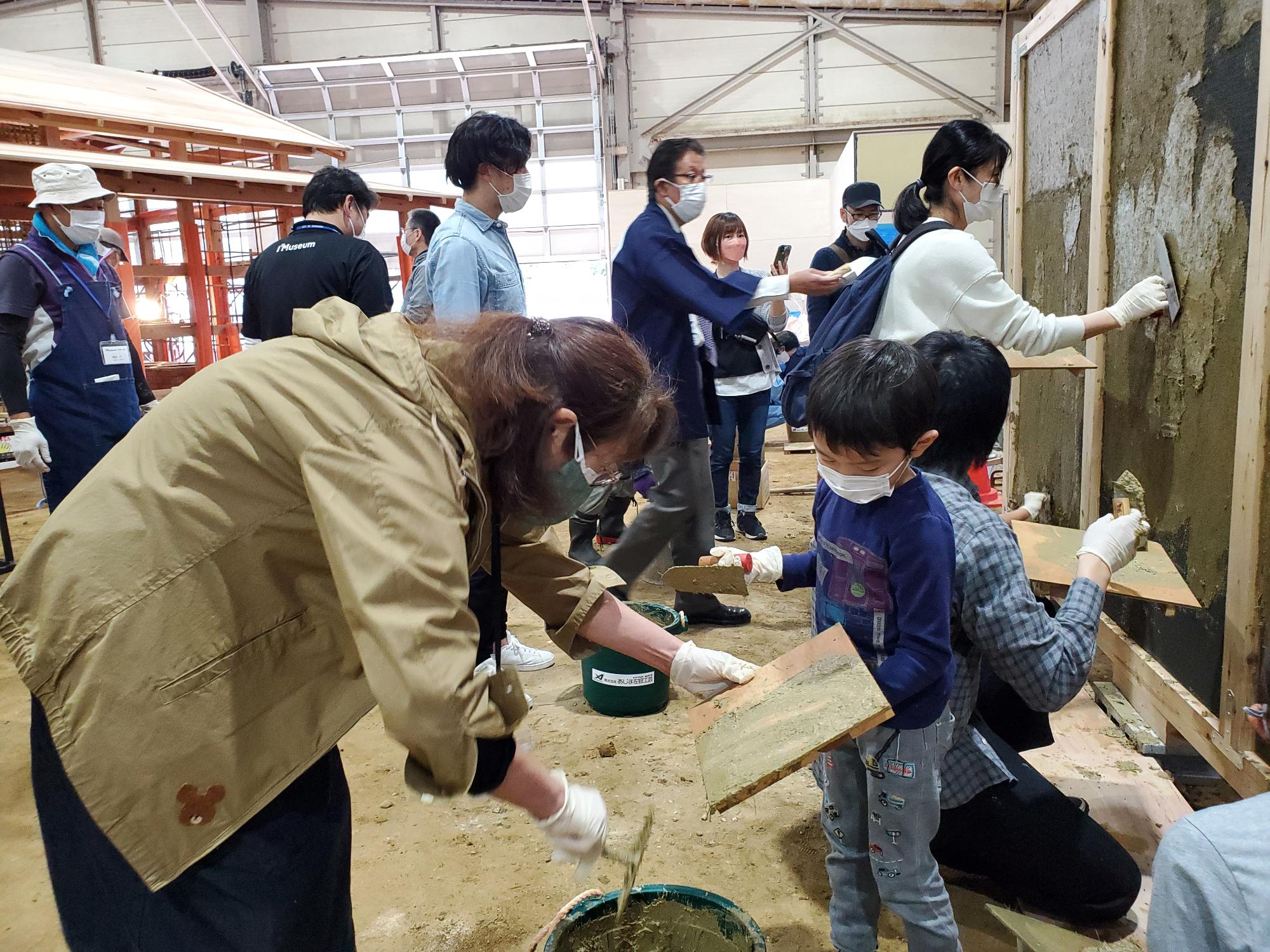 塗る土を補充する様子