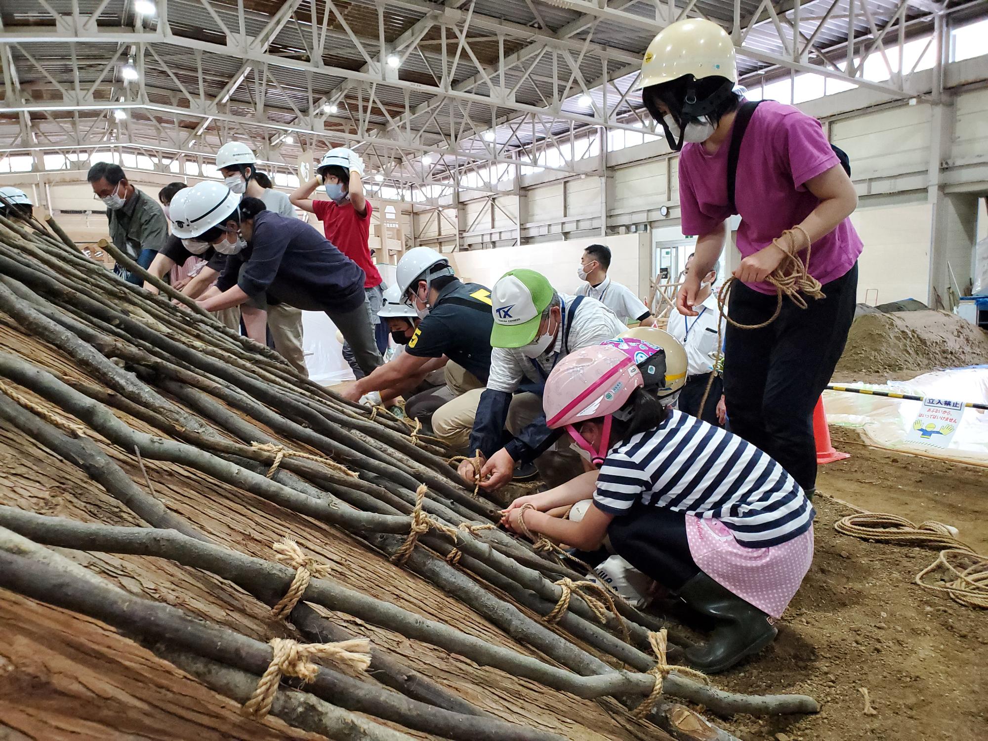 土の下敷きとなる材木を組む