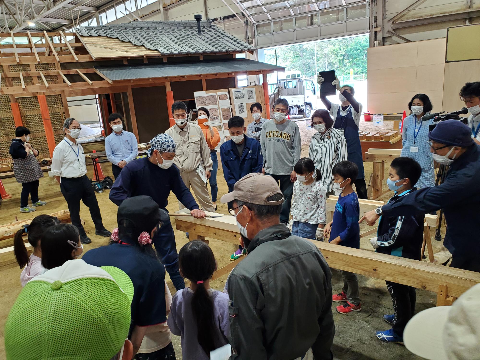 大工仕事の実演を見学(写真は槍鉋(やりがんな)の実演)