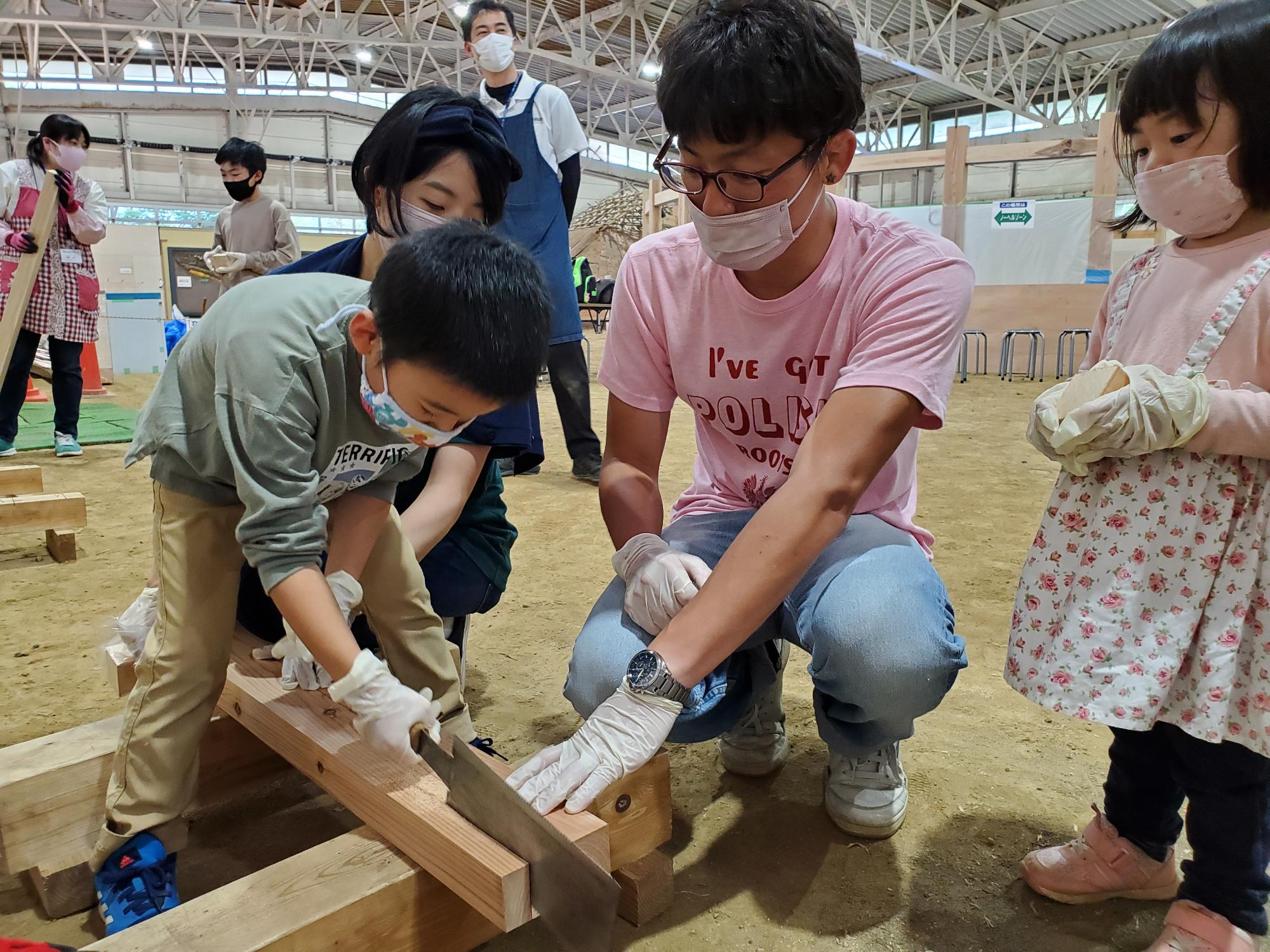 鋸(のこぎり)で木材を切断体験