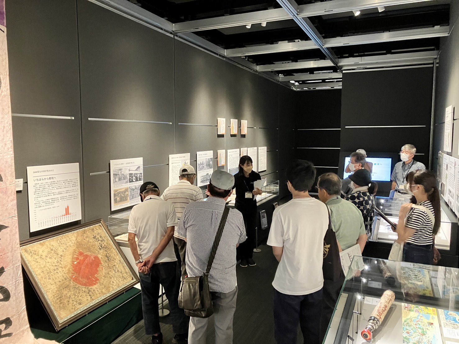 戦時下のいちはら展示解説の様子