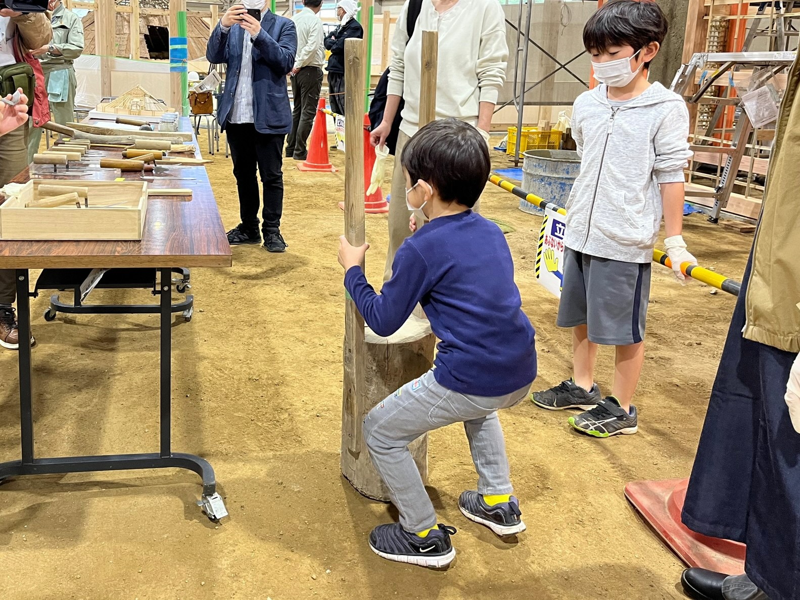 左官道具を持ち上げてみる