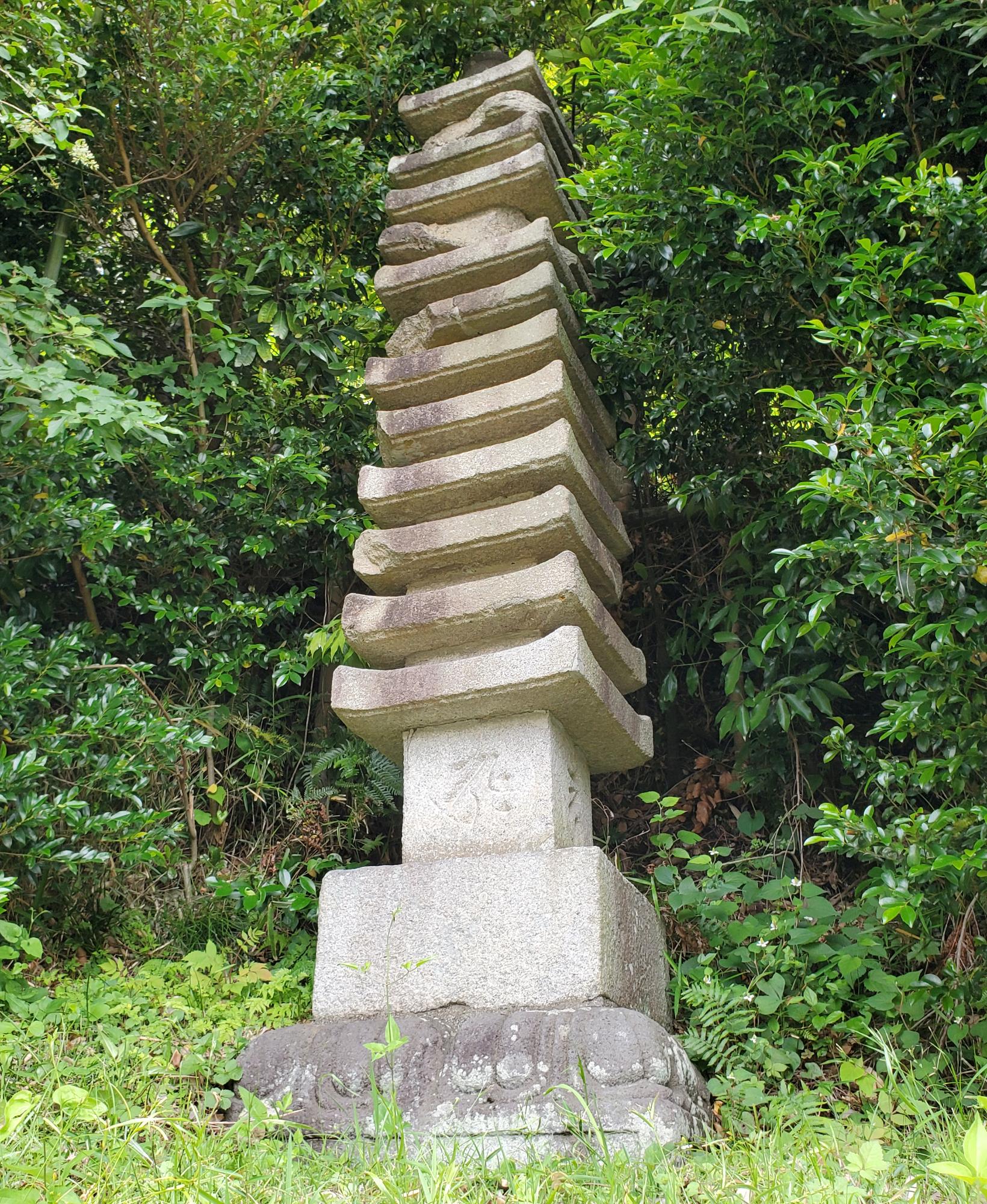 石造十三重塔