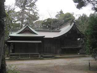 本殿と拝殿が繋がり、双(ならび)堂になっている権現造の飽富神社(袖ヶ浦市飯富)の外観写真