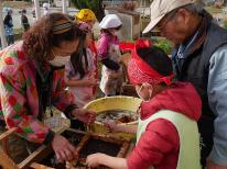 子供達が海苔すき体験をしている写真
