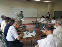 何人かの男女が体験館検討会をしている写真