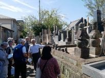 歴史遺産をフィールドワークを通して訪れる男女が映っている写真