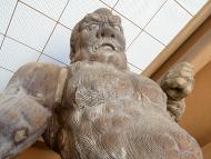 木造金剛力士立像(阿形)を下から写している写真