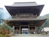 正面に真高寺山門が写っている写真