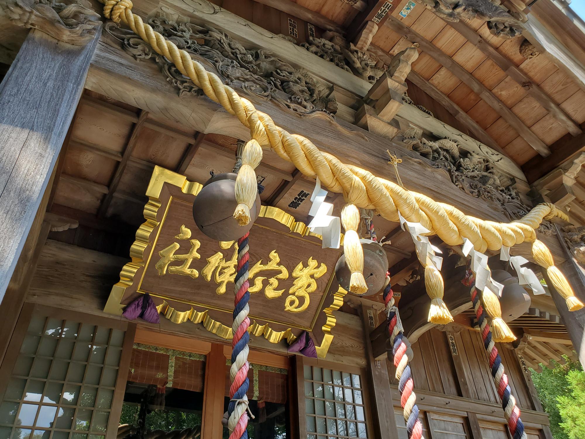 島穴神社の拝殿にかかる扁額