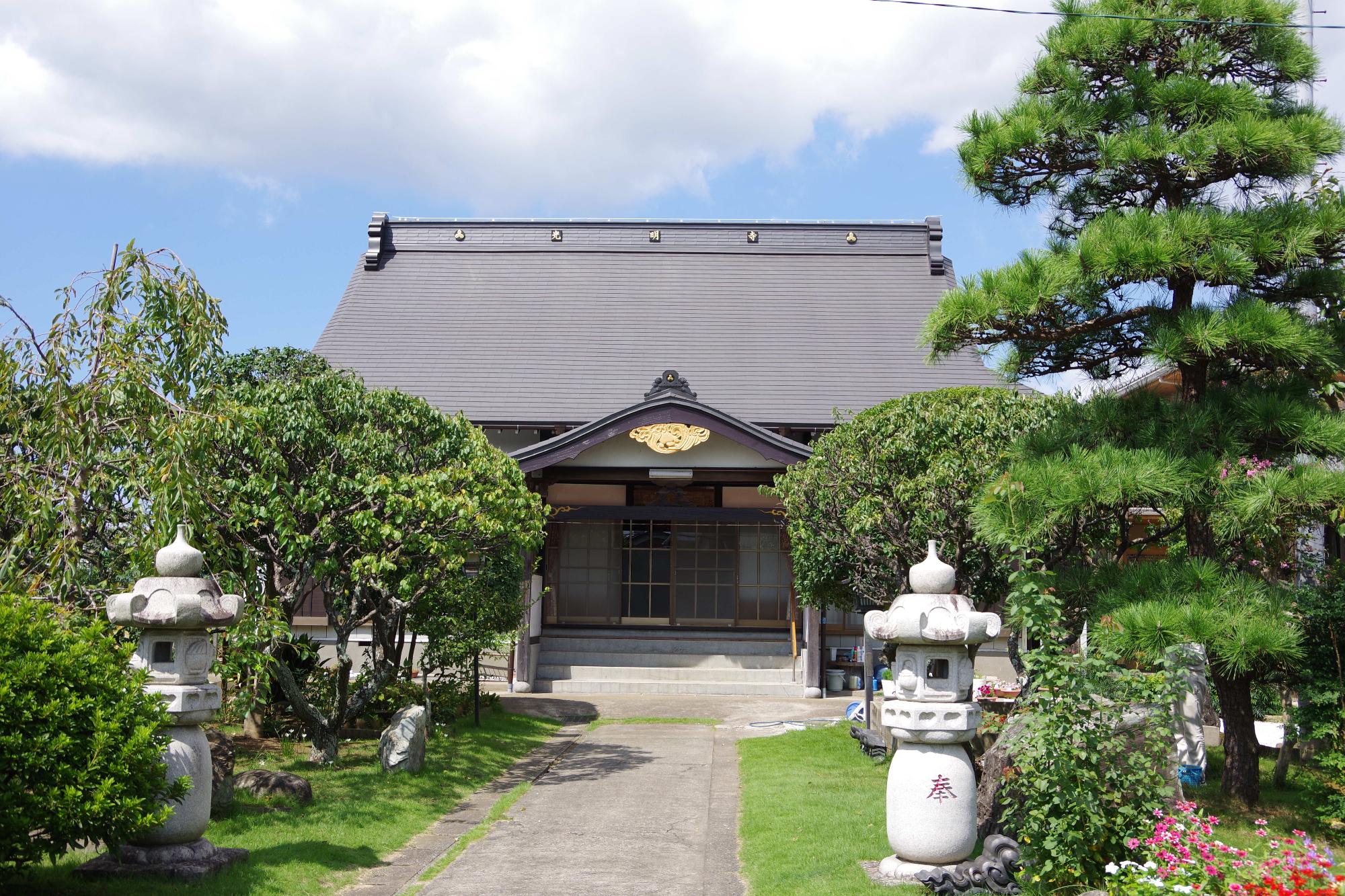 新緑の光明寺本堂