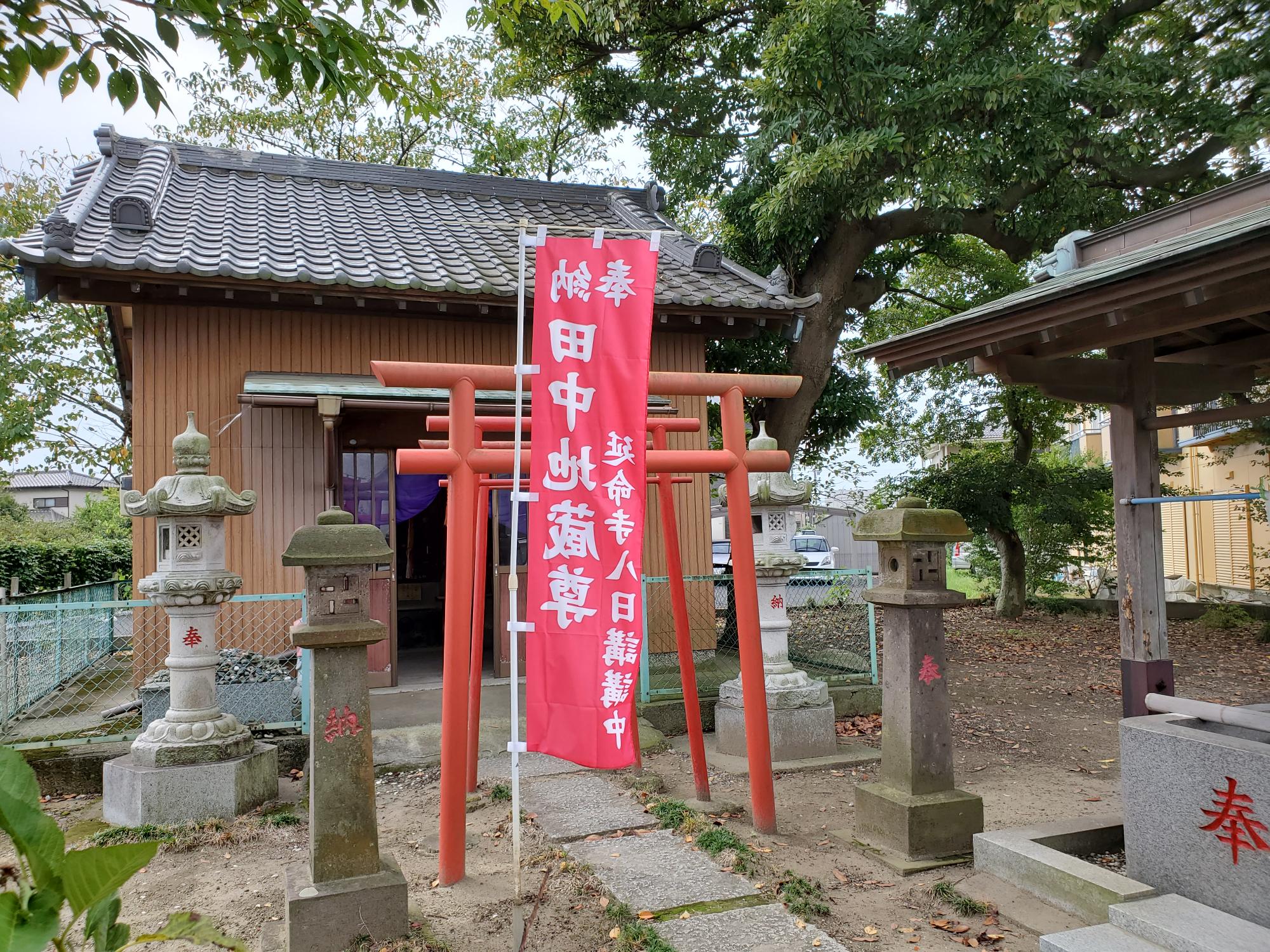 鳥居の奥にたたずむ地蔵堂