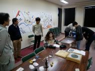 測定作業と検討をしている男女の写真