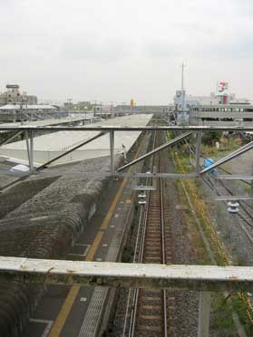 線路の見える駅のホームを高い場所から写した写真