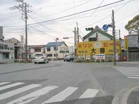 横断歩道のある大きな交差点の写真