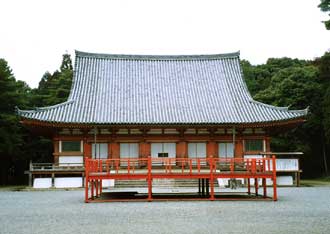 そびえるような急勾配の入母屋屋根の醍醐寺金堂(国宝)の写真
