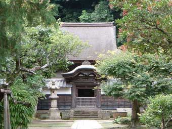 中央に門があり、塀に囲まれた中にある円覚寺舎利殿(国宝)の写真
