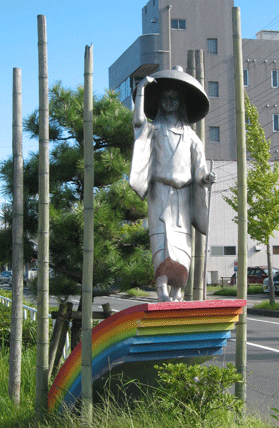 菅原孝標の女の等身像が建っている写真