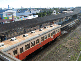 ホームに停車している小湊鉄道の車両を上から写した写真