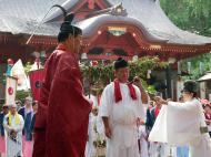 飯香岡八幡宮に到着した何人かの人が写っている写真