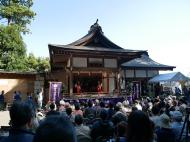 神楽殿と月日の巫女舞の写真