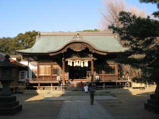 正面にしめ縄と紙垂が下げられた葛飾八幡宮の拝殿の写真