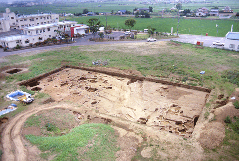 広大な土地の一角が長方形の形に掘られた小鳥向遺跡の写真