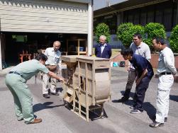 上総唐箕を調査している6人の男性が写っている写真