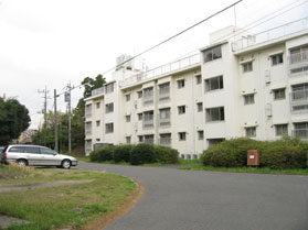 古墳跡地に建てられた3階建ての社宅の写真