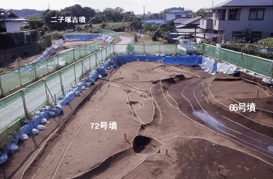 72号墳と66号墳の周溝を柵で囲い、柵周りに土嚢が積まれた写真
