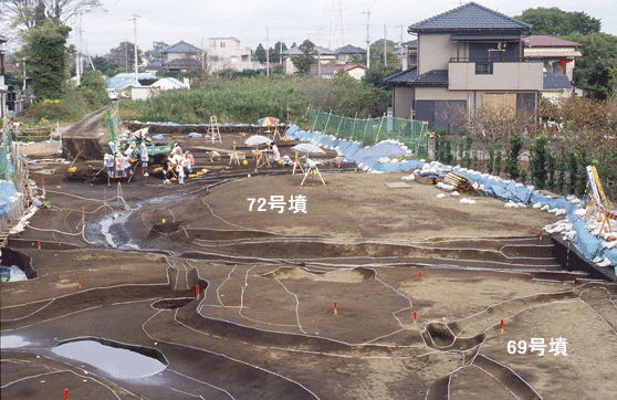 古墳の周溝などを調査している作業員の写真