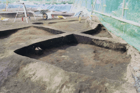 墳丘下の皿状遺構の写真