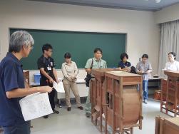 袖ケ浦市及び袖ケ浦市内の個人が所蔵する「上総唐箕」を調査してる何人かの男女の写真