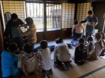 児童が野良着の試着体験をしている様子