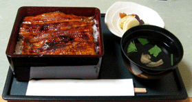 鰻重とお吸い物とお新香の写真