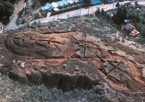 表面に模様が刻まれ、切り立った崖のようになっている山倉古墳群の写真