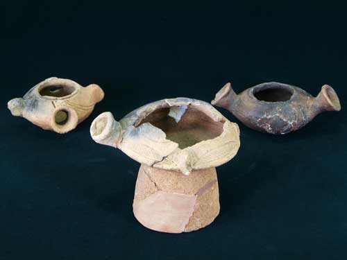 左の土器急須のような形をした異形台付土器、中央は器の左に突起があり下に大きな台座のついた異形台付土器、右は左右に突起のある異形台付土器の写真