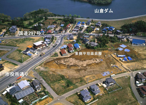 国道297号と市役所通りを左側に東に展開する平坦面貝層を上空から撮影した写真