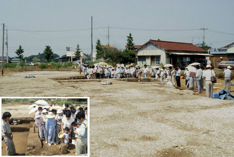 真夏に大勢の人びとが見学におとずれた調査途中に行われた遺跡見学会の様子と左下に説明者と見学者の拡大写真の合成写真