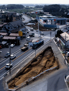 道路の脇に三角州のように彫られた土の部分を高い場所から撮影した写真