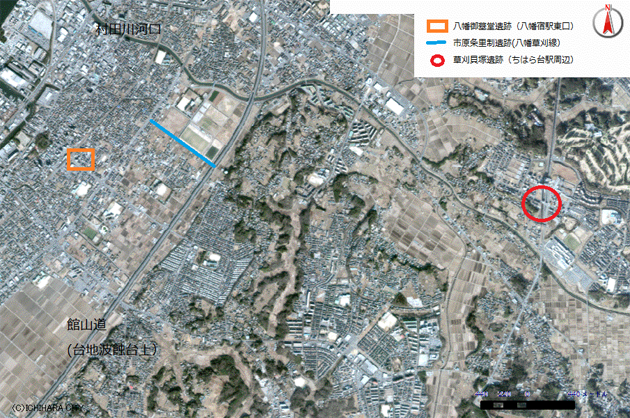 川が流れ、河口部周辺に広がる住宅地や、山を開いて作られた住宅地、田んぼや畑が広がる大地を上空から見た写真