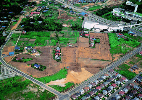 全体的にに土や緑や森、また家がぽつぽつとあり、右上には市原市役所、右下には住宅街の航空写真