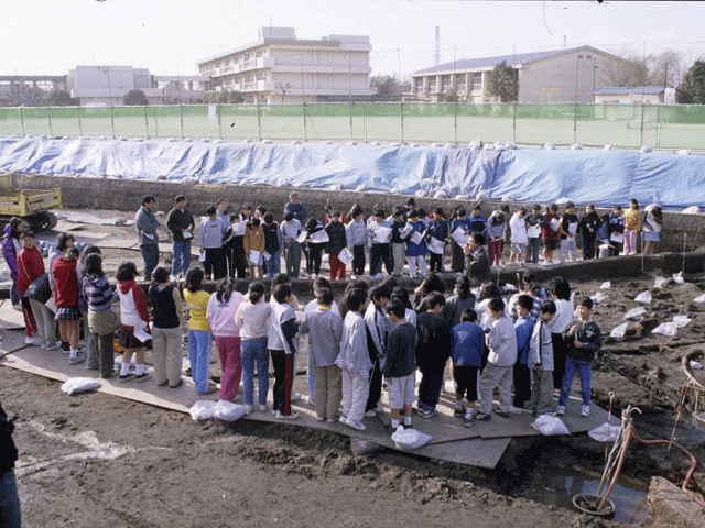 姉崎山新遺跡を小学生が見学している写真