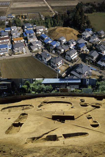 周りを住宅に囲まれた大きな丘のような土でできた円墳、地面に棒や丸のような形が白く縁取られた集落跡の写真