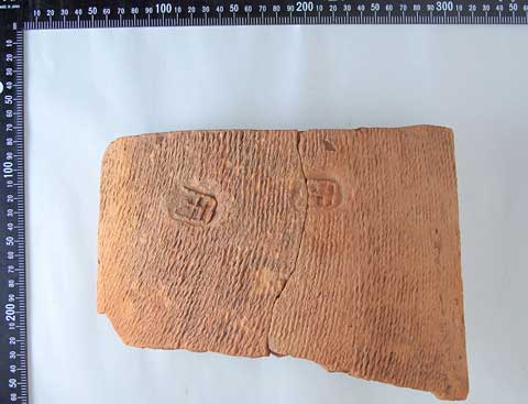 茶色の狭端面を上にした状態の文字瓦の写真