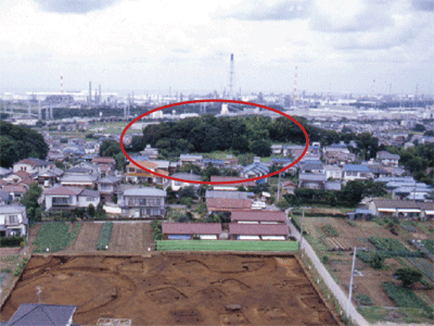 赤い丸に囲まれている台地の先端に築かれている椎津外郭古墳の写真