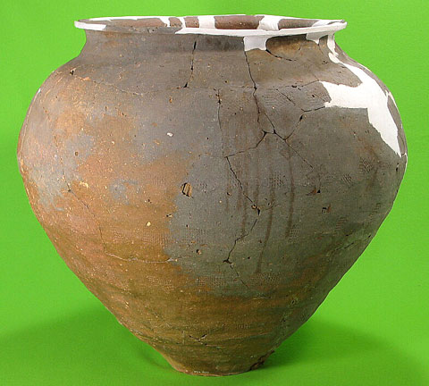 茶色で所々焦げ茶色に剥げている壺の写真