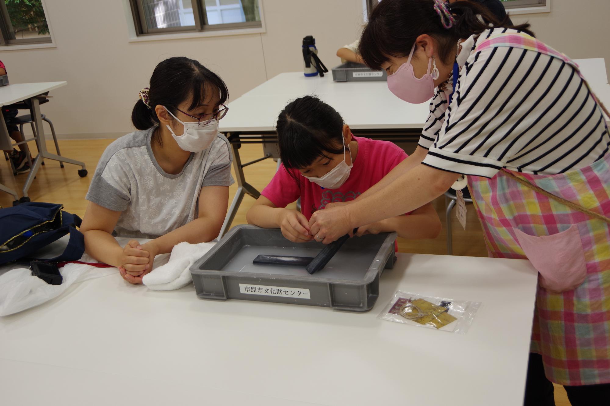 【勾玉づくり】次はどこを削るといいよとアドバイス