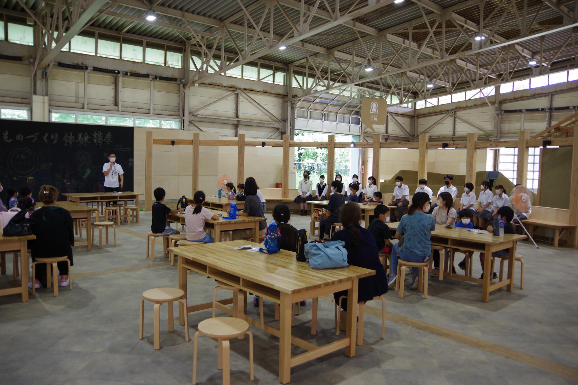 できたばかりの歴史体験館ものづくり広場で最初の説明を聞く